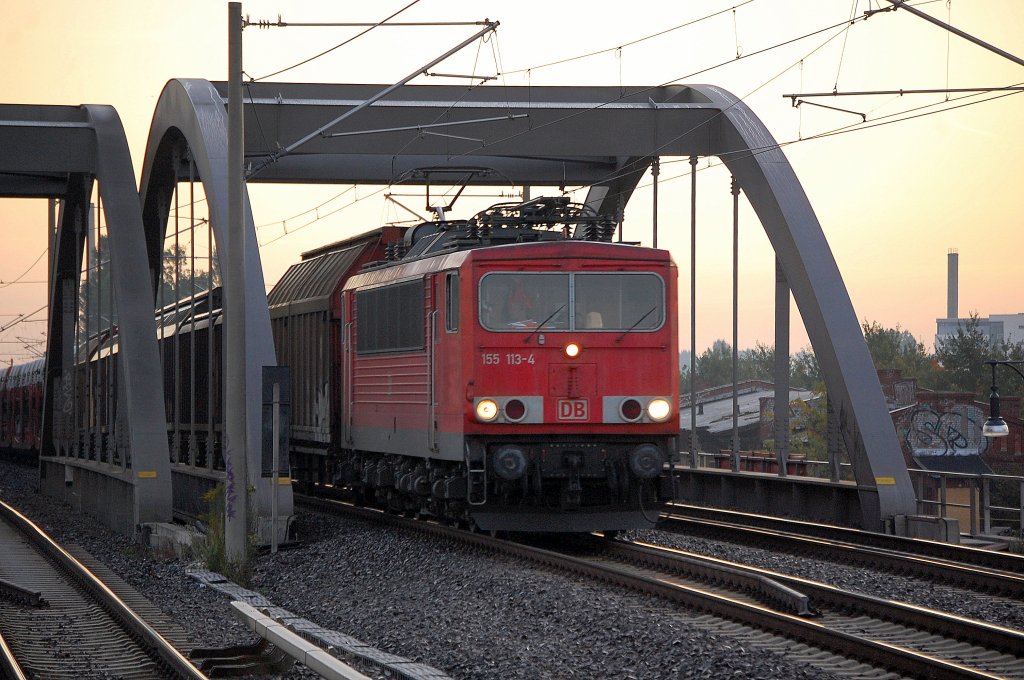 155 113-4 mit einem gemischtem G�terzug, zwei drittel am Ende des Zuges PKW-Transportwageneinheiten mit fabrikfrischen PKW Typ? Richtung Berliner Innenstadt am Morgen des 22.09.10 Berlin-Pankow.