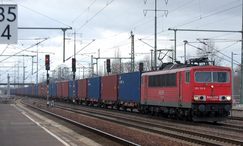 155 115-9 f�hrt zur Pause mit Personalwechsel mit Containerzug im Bhf. Flughafen Berlin-Sch�nefeld ein, die Zugleistung geht Richtung Oderbr�cke, 04.01.12