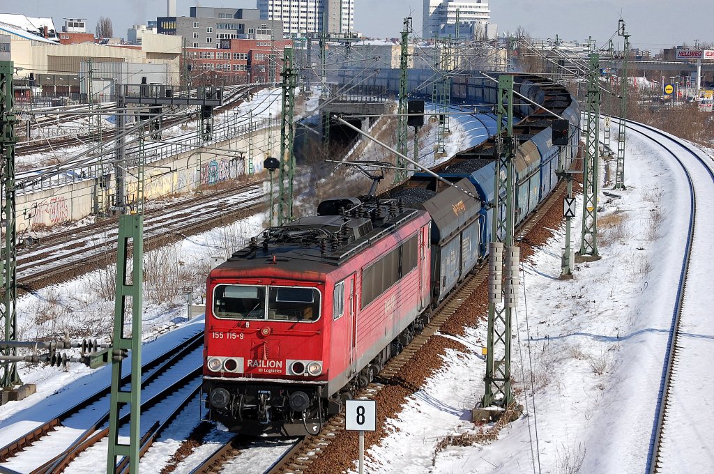 155 115-9 mit Kohlezug polnischer Sch�ttguwagen Richtung Berlin-Spandau, 13.03.13 Berlin-Putlitzbr�cke.