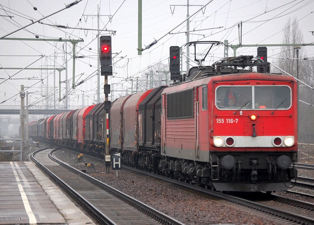155 116-7 mit einem wirklich langen G�terzug f�r Coiltransporte mit Schiebeplanen und Teleskopdachwagen bei der Durchfahrt im Bhf. Flughafen Berlin-Sch�nefeld, 03.02.11
