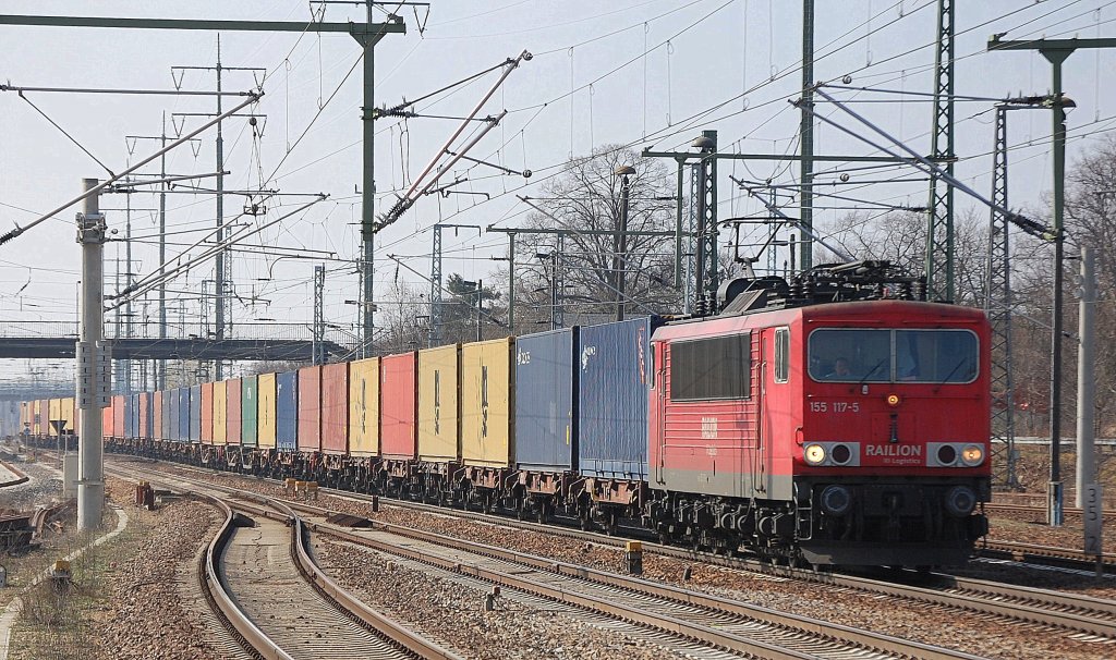 155 117-5 f�hrt mit Containerzug zum Pausieren im Bhf. Flughafen Berlin-Sch�nefeld ein, 22.03.12
