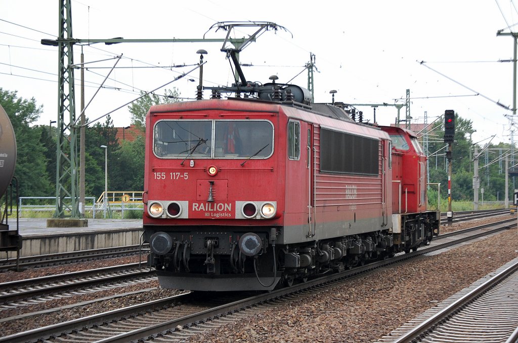 155 117-5 hat 298 330-2 an Haken, 18.07.12 Bhf. Flughafen Berlin-Sch�nefeld.