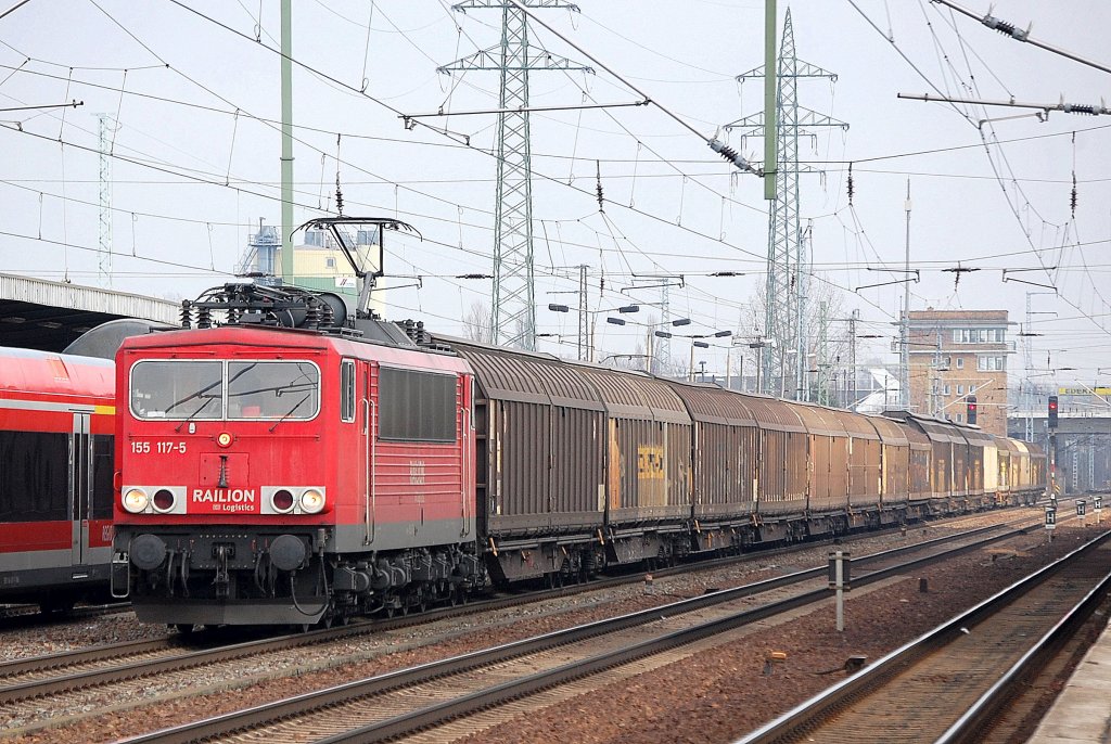 155 117-5 mit einem Ganzzug Schiebewandwagen bei der Durchfahrt im Bhf. Flughafen Berlin-Sch�nefeld, 09.02.11 