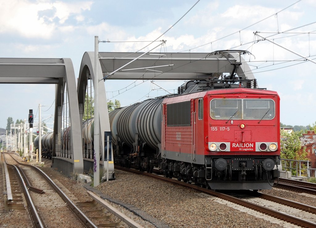 155 117-5 mit Kesselwagenzug Richtung Berliner Innenstadt, 19.08.08 Berlin-Pankow.