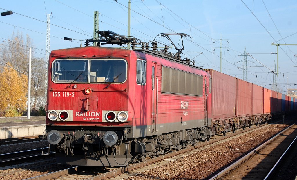 155 118-3 mit Containerzug am 14.11.12 Bhf. Flughafen Berlin-Sch�nefeld.