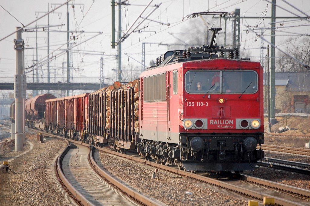 155 118-3 mit einem gemischten G�terzug bei der Durchfahrt im Bhf. Flughafen Berlin-Sch�nefeld, 15.02.11