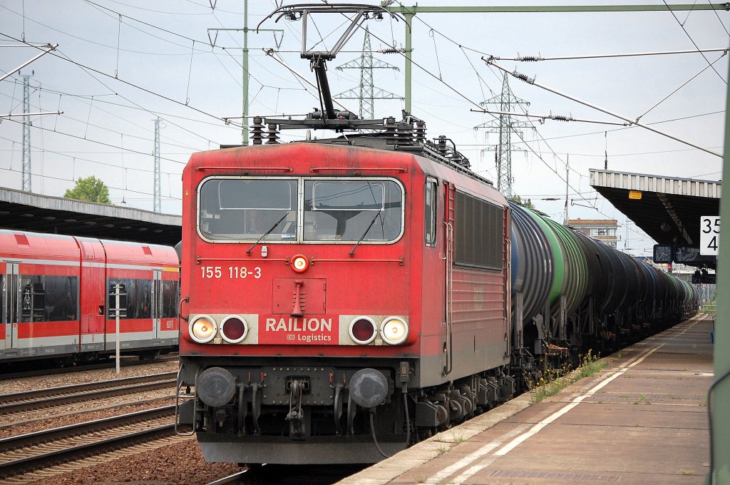 155 118-3 mit Kesselwagenzug beim Kurzhalt (Personalwechsel) im Bhf. Flughafen Berlin-Sch�nefeld, 15.07.11 