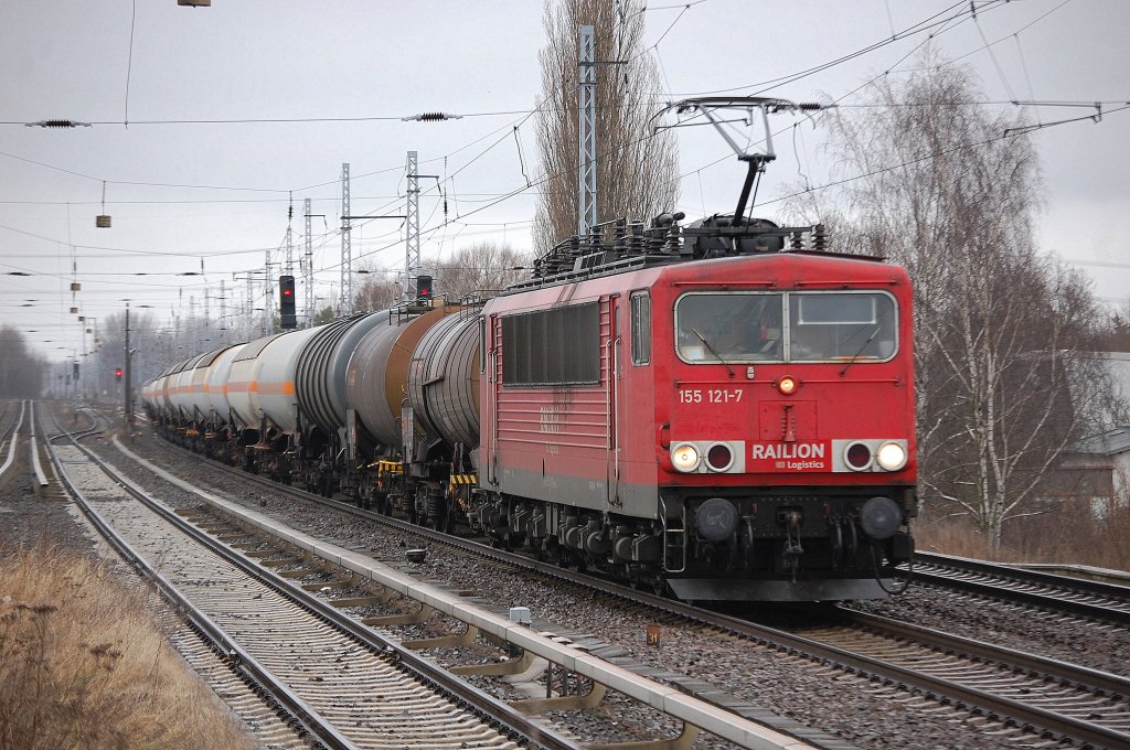 155 121-7 mit Kesselwagenzug am 12.03.12 Berlin-Karow.