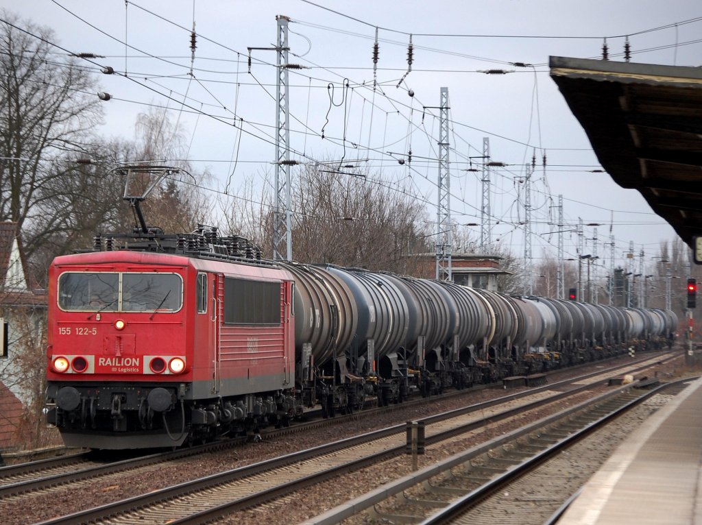 155 122-5 mit einem langen Leerzug Kesselwagen Richtung Schwedt, 12.03.09 Berlin-Karow.