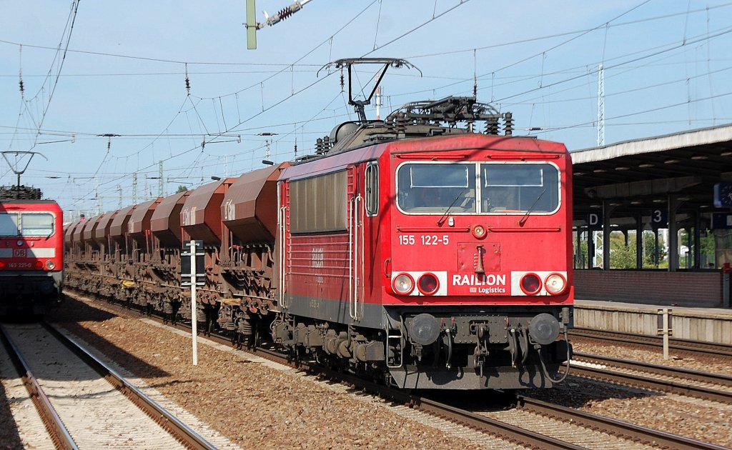 155 122-5 mit Ganzzug Sch�ttgutwagen bei der Durchfahrt im Bhf. Flughafen Berlin-Sch�nefeld, 23.07.12