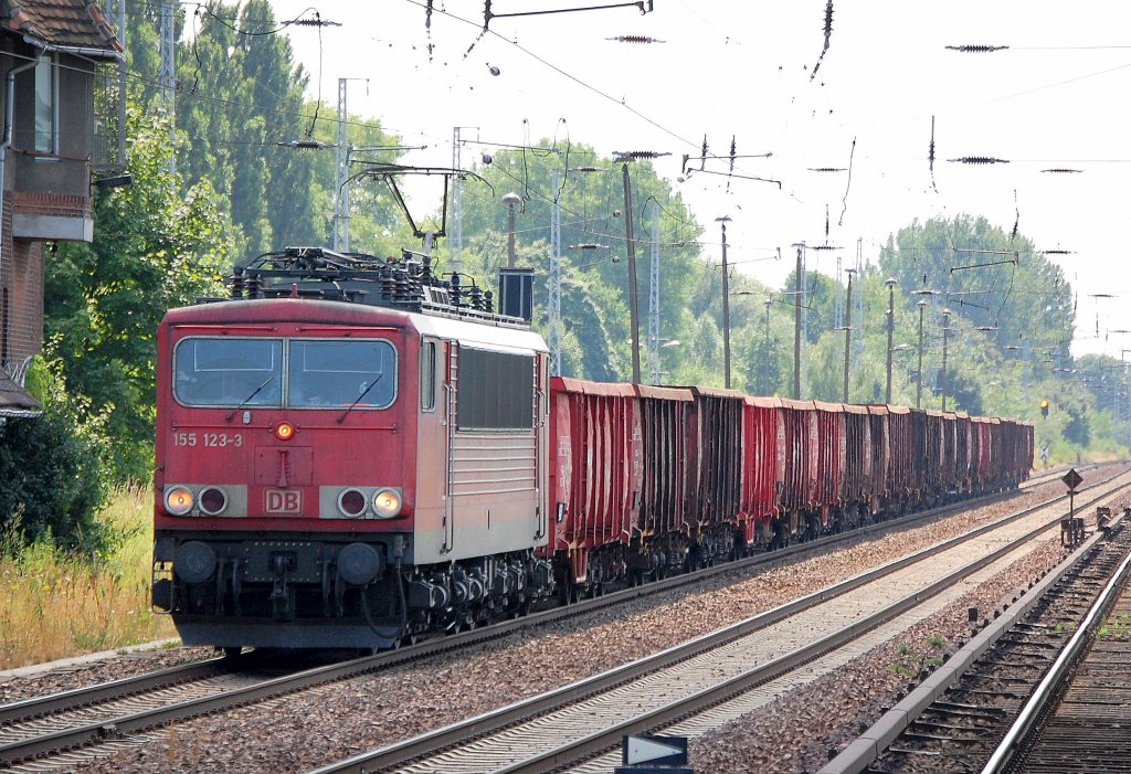 155 123-3 mit Ganzzug offener G�terwagen Richtung Bernau, 16.07.10 Berlin-Buch.