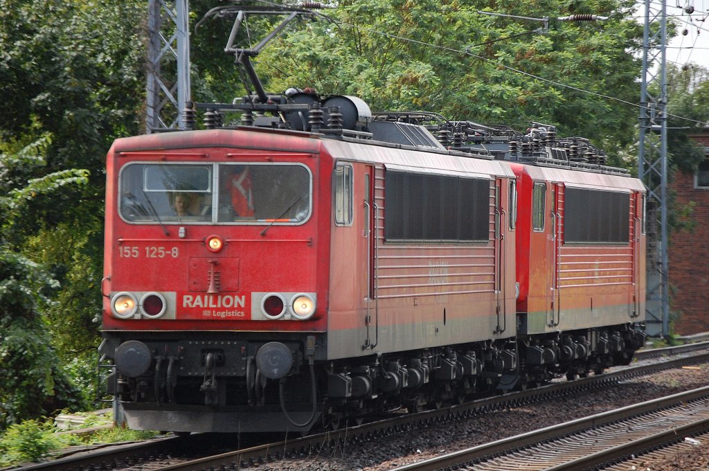 155 125-8 hat die Schwesterlok 155 048-2 am Haken Richtung Bernau, 20.07.09 Berlin-Karow.