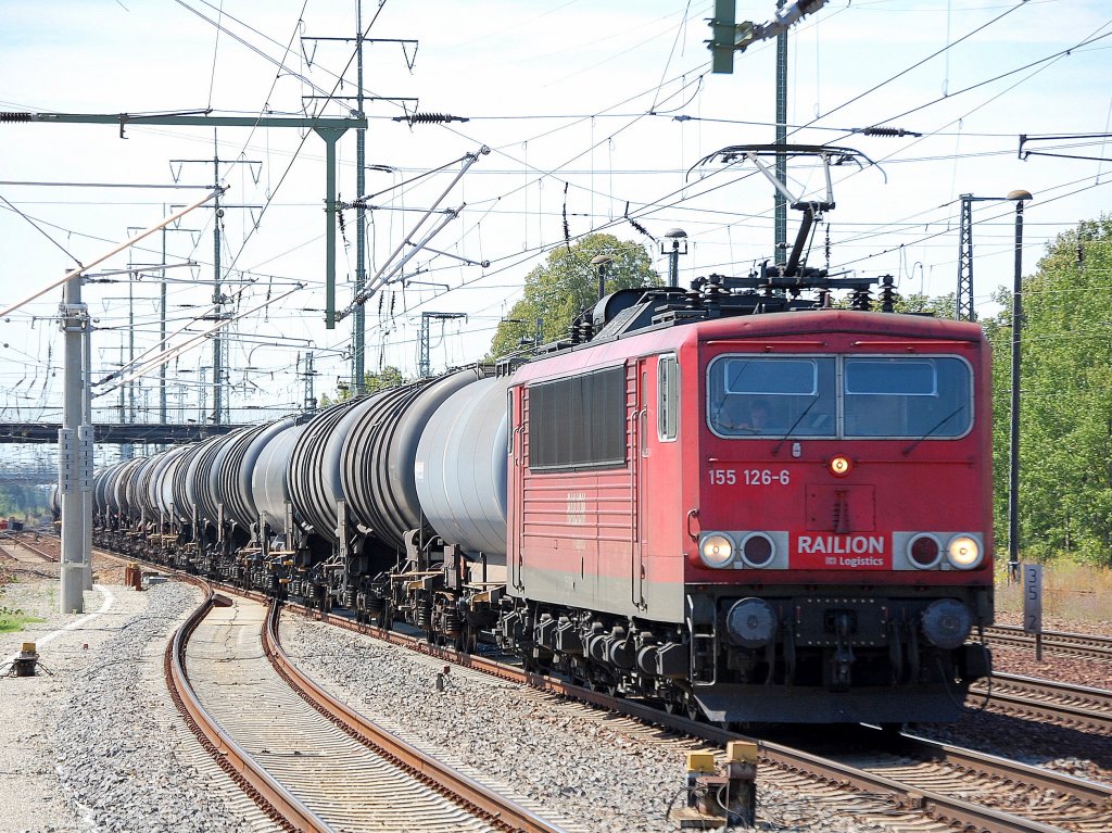 155 126-6 mit einem Kesselwagenzug bei der Durchfahrt im Bhf. Flughafen Berlin-Sch�nefeld, 01.08.09