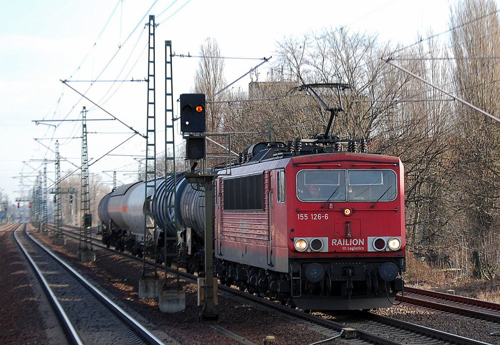 155 126-6 mit einem Kurzzug Kessel- und Silowagen auf dem Berliner Innenring, 05.02.13 Berlin-Jungfernheide.