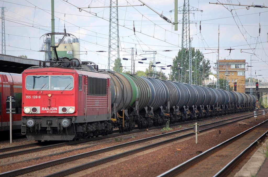 155 126-6 pausiert mit Kesselwagenzug einige Zeit im Bhf. Flughafen Berlin-Sch�nefeld, 11.07.11