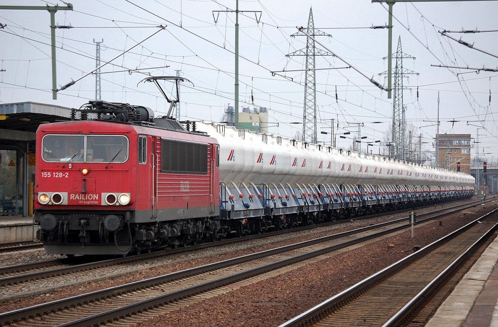 155 128-2 mit einem Ganzzug tschechischer Zementstaubsilowagen der Fa. CEMEX im Bhf. Flughafen Berlin Sch�nefeld, 07.02.11 