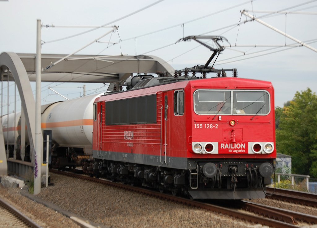 155 128-2 mit einem Ganzzug Gasdruckkesselwagen Richtung Berliner Innenstadt, 10.09.08 Berlin-Pankow.