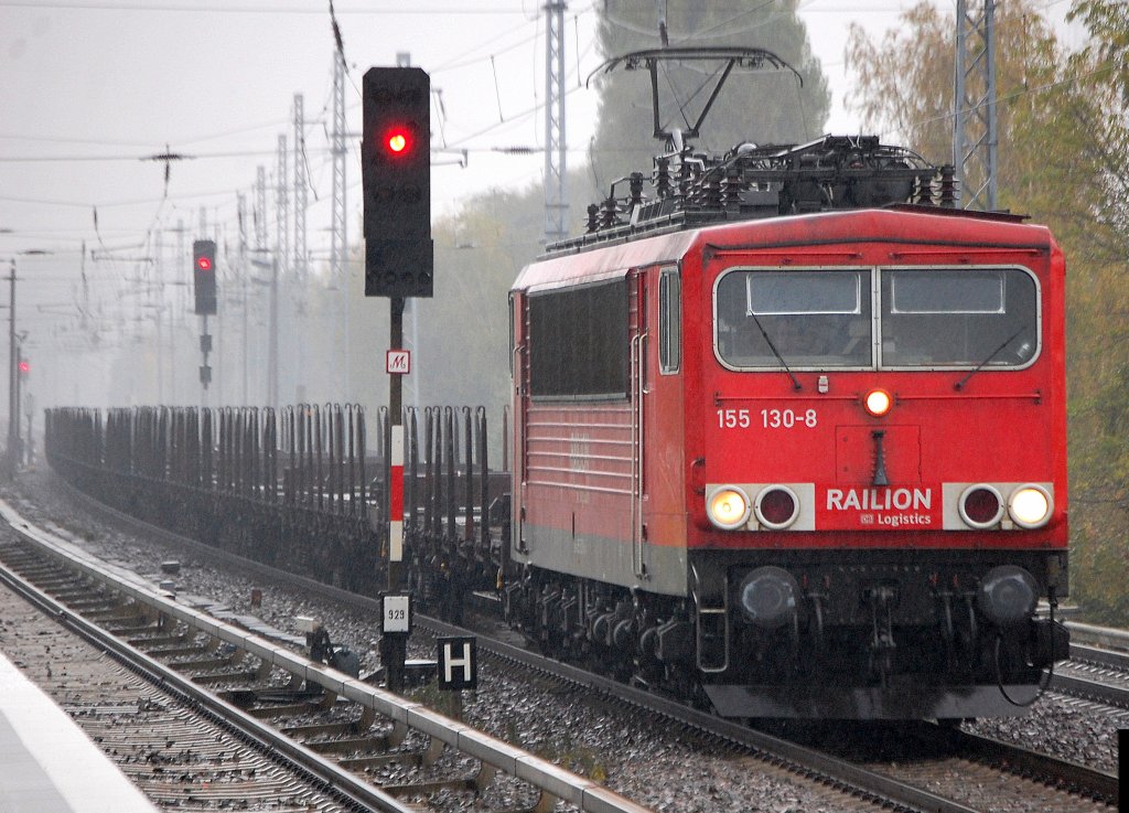155 130-8 mit einem Ganzzug Rungenwagen bei str�menden Regen, 19.10.10 Berlin-Karow.