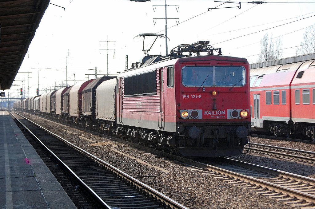 155 131-6 mit einem langen G�terzug f�r Stahlcoiltransporte, 22.03.12 Bhf. Flughafen Berlin-Sch�nefeld.