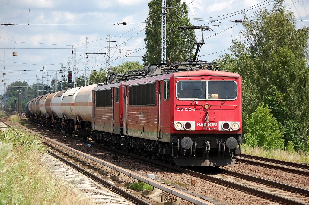 155 132-4 hat 155 097-9 + gemischten Kesselwagenzug am Haken, 22.06.12 Berlin-Karow. 
