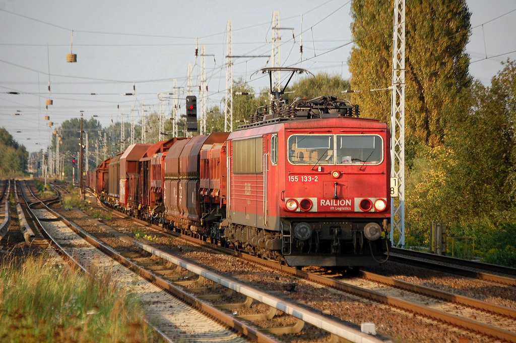 155 133-2 mit einem gemischten G�terzug am 24.08.11 Berlin-Karow.
