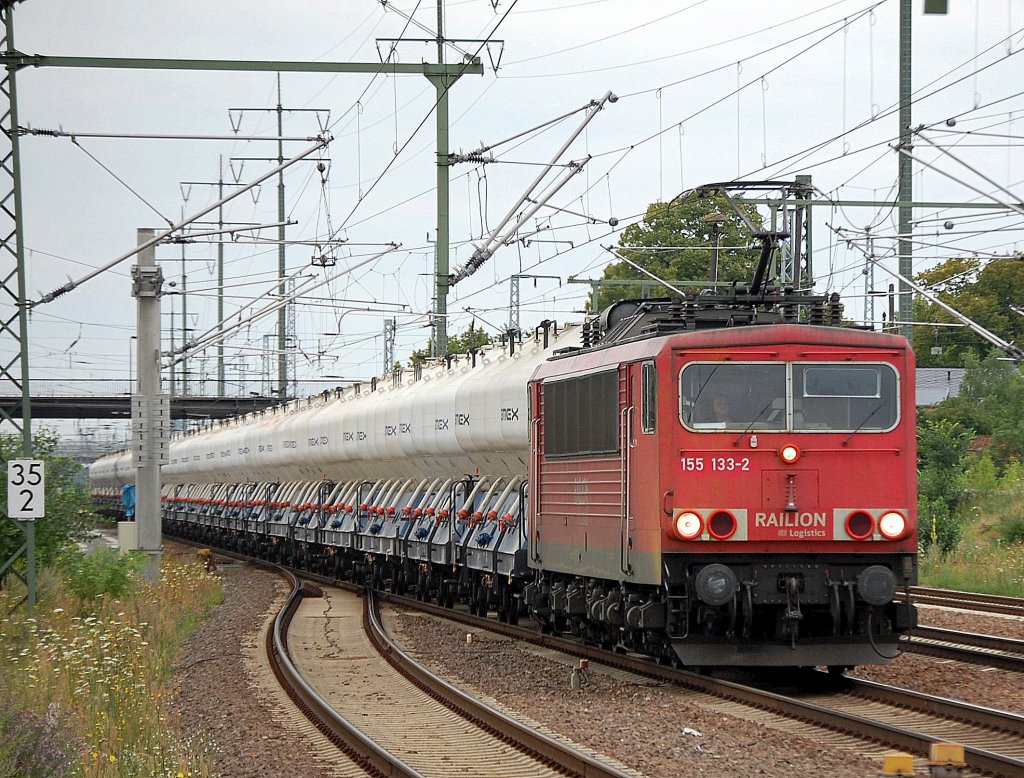 155 133-2 mit Ganzzug tschechischer Zementsubsilowagen (cemex), 15.07.11 Bhf. Flughafen Berlin-Sch�nefeld.