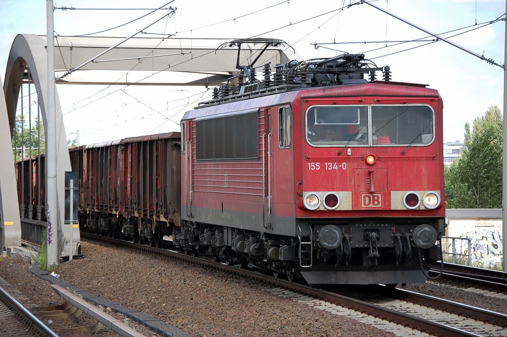 155 134-0 mit Ganzzug offener G�terwagen Richtung Berliner Innenstadt, 29.07.10 Berlin-Pankow.
