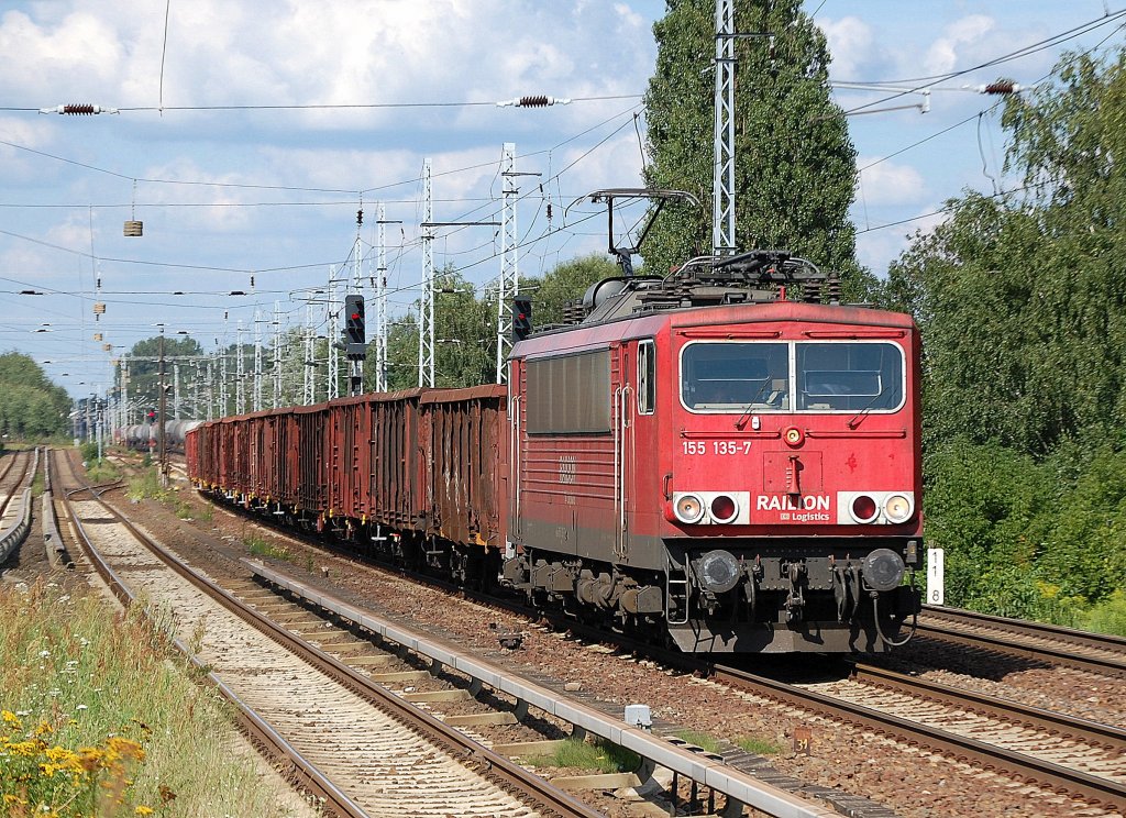 155 135-7 mit Ganzzug offener G�terwagen, 03.08.11 Berlin-Karow.