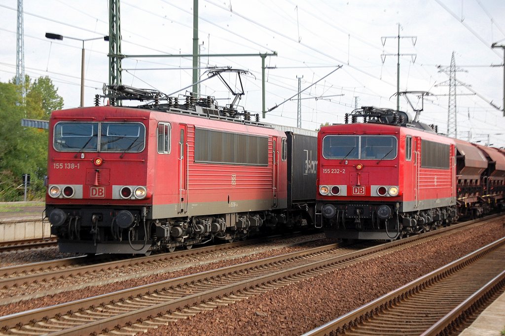 155 138-1 �berholt mit einem gemischten G�terzug 155 232-2 mit Ganzzug gedeckter Sch�ttgutwagen (YARA D�ngemittel) der zum Personalwechsel im Bhf. Flughafen Berlin-Sch�nefeld steht, 31.08.11
