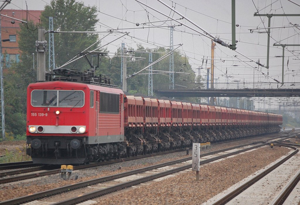 155 139-9 mit einem Ganzzug Sch�ttgutkippwagen vom Typ Fans 128, 09.09.10 Durchfahrt Bhf. Flughafen Berlin-Sch�nefeld.