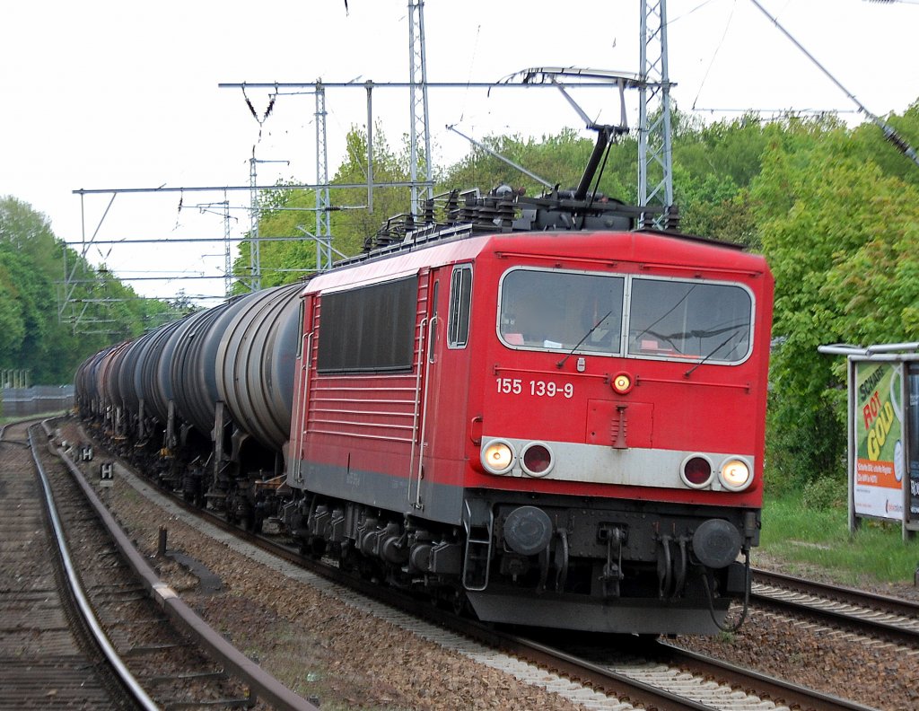 155 139-9 mit Kesselwagenzug Richtung Berlin-Karow, 12.05.10 Berlin-Buch.