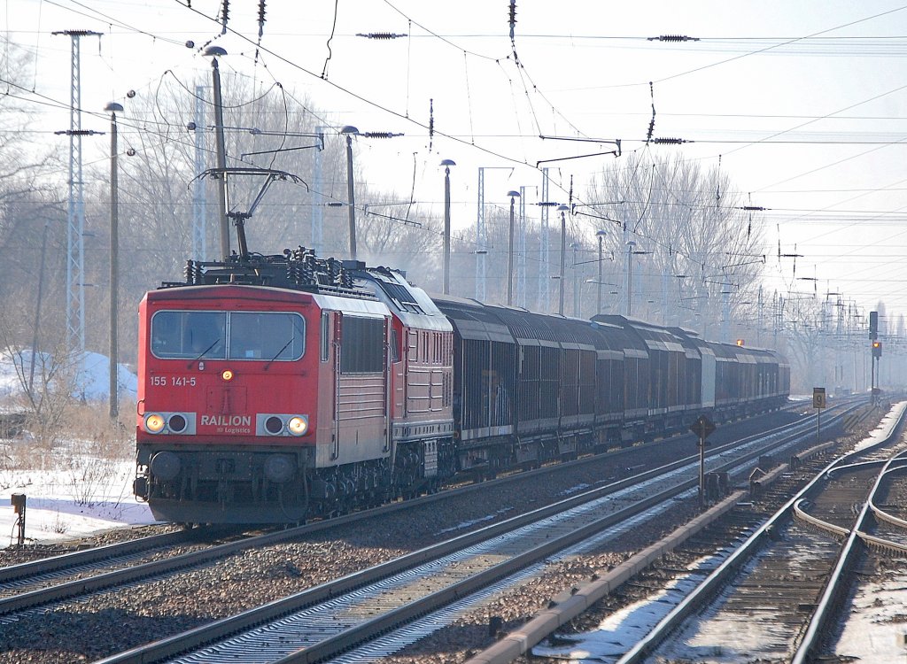 155 141-5 mit Ludmilla und Ganzzug Schiebewandwagen Richtung Bernau, 25.02.10 Berlin-Buch. 