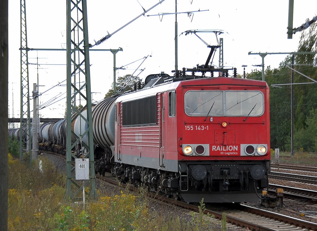 155 143-1 f�hrt kurz zum Personalwechsel mit Kesselwagenganzzug im Bhf. Flughafen Berlin-Sch�nefeld ein, 17.09.10