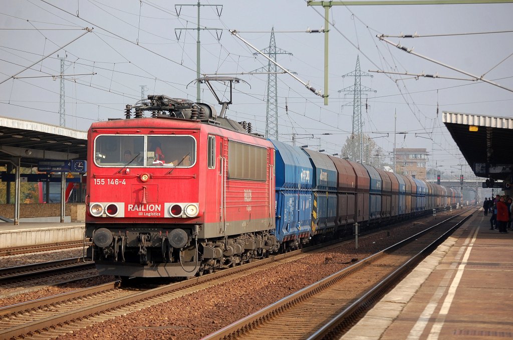 155 146-4 mit polnischem Kohlezug am 25.10.11 Durchfahrt im Bhf. Flughafen Berlin-Sch�nefeld.