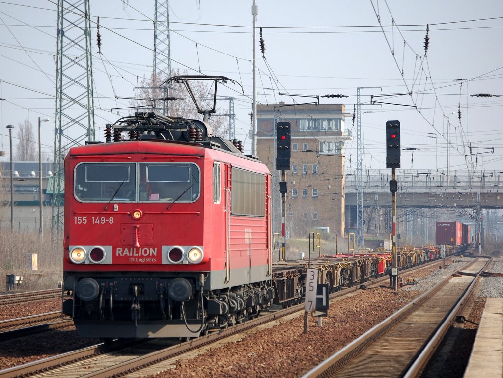 155 149-8 mit einem Containerzug bei der Durchfahrt im Bhf. Flughafen Berlin-Sch�nefeld, 04.04.09