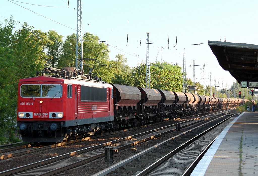 155 150-6 mit einem Ganzzug Sch�ttgutwagen Richtung Bernau, 05-08-09 Berlin-Karow.