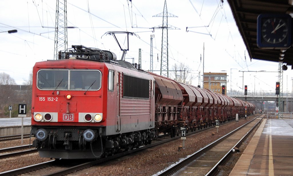 155 152-2 mit einem Ganzzug gedeckter Sch�ttgutwagen mit Stickstoffd�nger (SKW Piesteritz), 15.02.12 Bhf. Flughafen Berlin-Sch�nefeld.