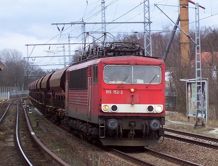 155 152-2 mit einem Ganzzug Sch�ttgutwagen Richtung Berlin-Karow, Winter 07/08 Berlin-Buch.