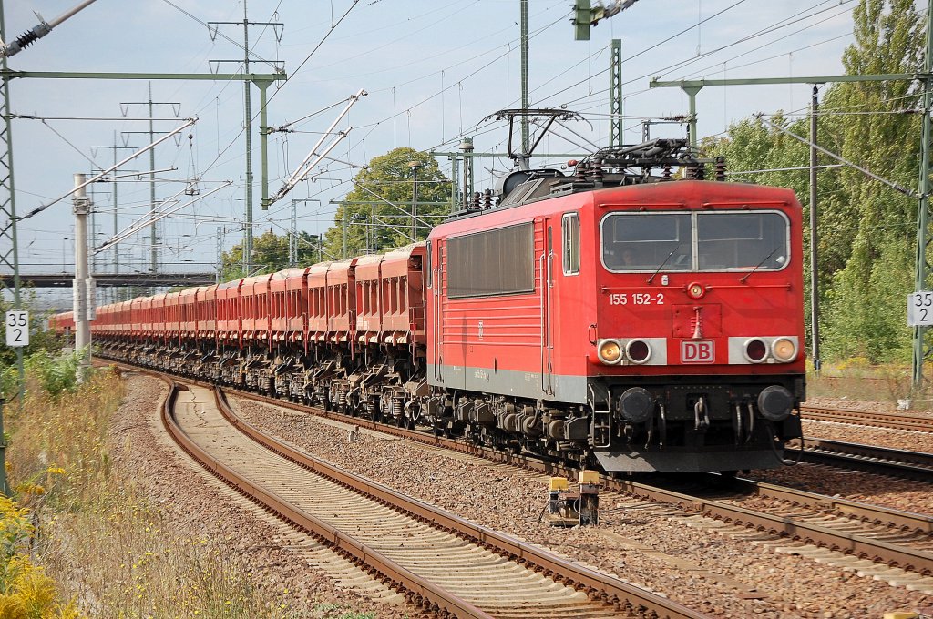155 152-2 mit Ganzzug Sch�ttgutkippwagen mit Kiesbef�llung, 23.08.11 Bhf. Flughafen Berlin-Sch�nefeld.