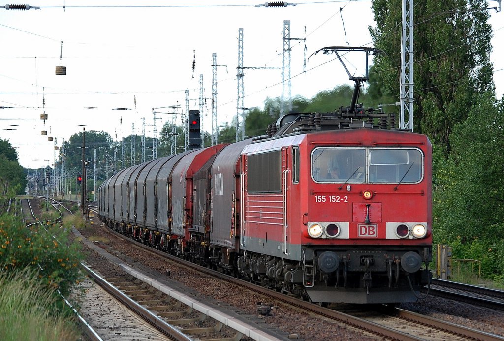 155 152-2 mit G�terzug f�r Coiltransporten, 10.06.13 Berlin-Karow.