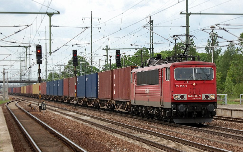 155 158-9 f�hrt zum Personalwechsel im Bhf. Flughafen Berlin-Sch�nefeld ein, am Haken ein langer Contaiernerzug, 10.05.12
