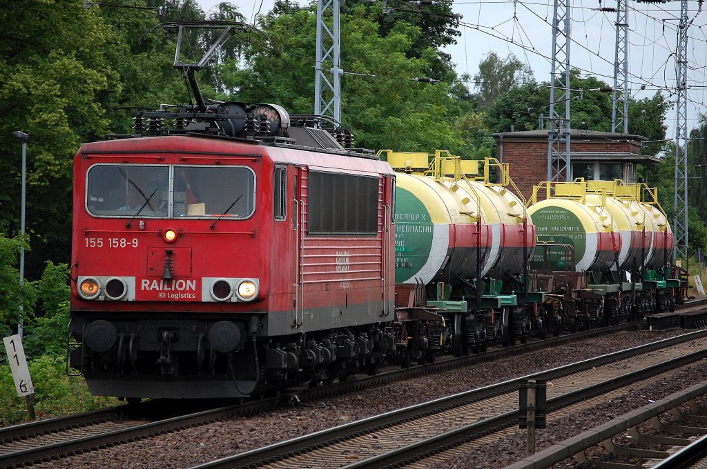 155 158-9 mit den bunten kasachischen Kesselwagen mit Phosphorbef�llung und den Adapterwagen dazwischen wegen des nicht europ�ischen Kupplungssystem Richtung Bernau, 24.06.13 Berlin-Karow.