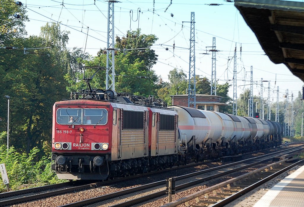 155 159-7 hat 155 206-6 und einige Kesselwagen am Haken, 11.09.12 Berlin-Karow. 
