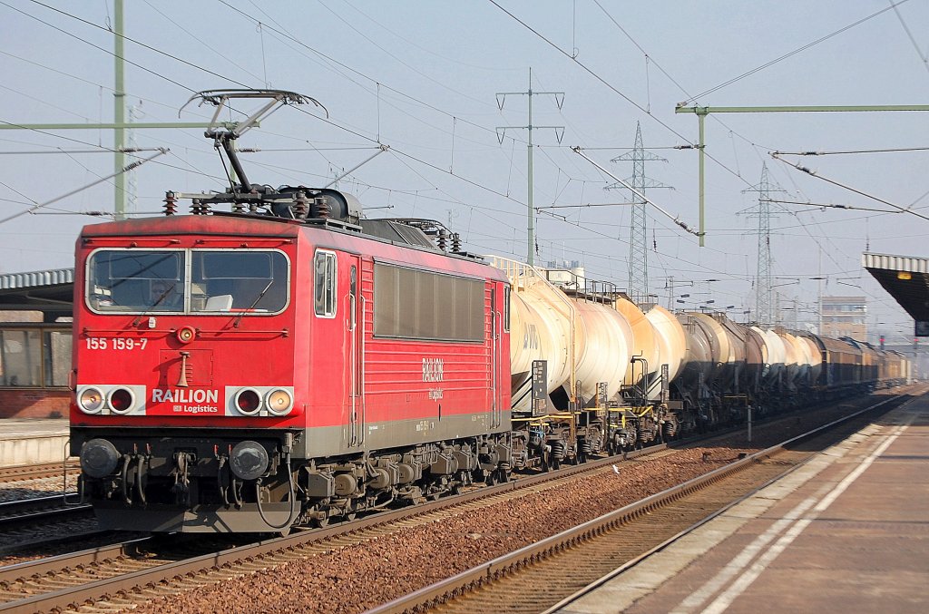 155 159-7 mit einem gemischten G�terzug, 28.02.11 Bhf. Flughafen Berlin Sch�nefeld.