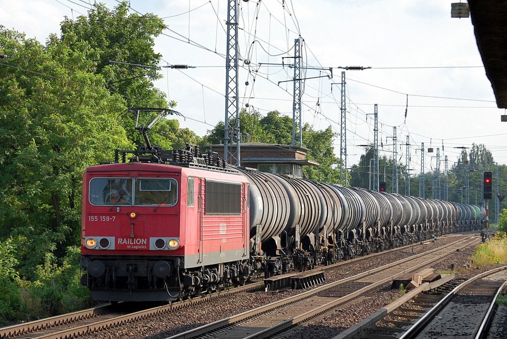 155 159-7 mit Kesselwagenzug Richtung Bernau, 05.07.13 Berlin-Karow.