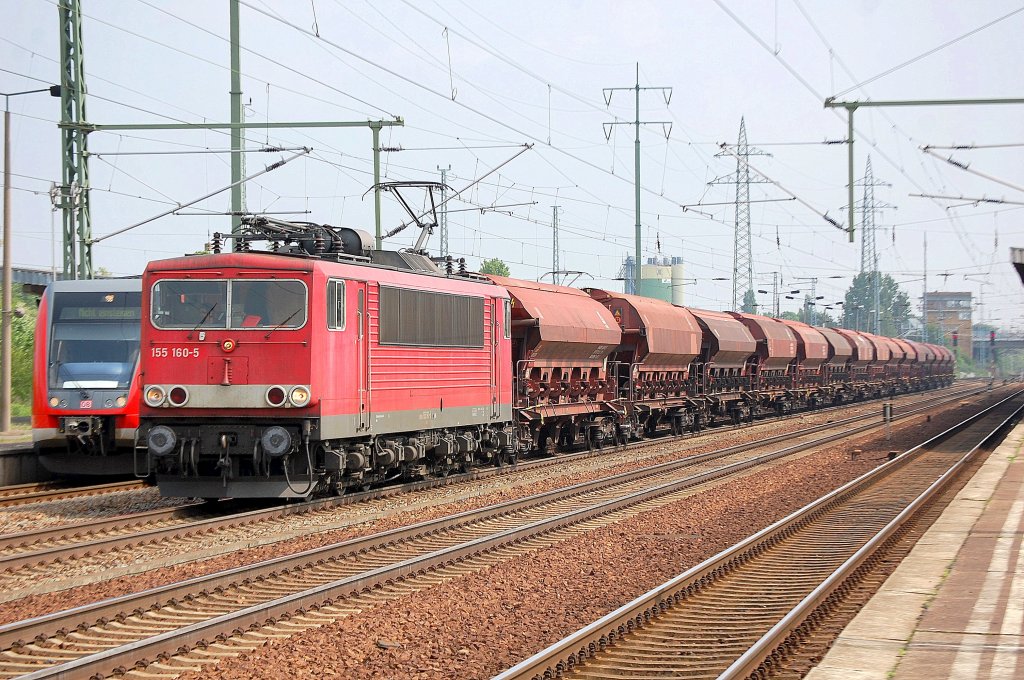 155 160-5 mit einem Ganzzug gedeckter Sch�ttgutwagen (D�ngemittel) kommt zum Kurzhalt (Personalwechsel) im Bhf. Flughafen Berlin-Sch�nefeld zum Stehen, 18.05.11 