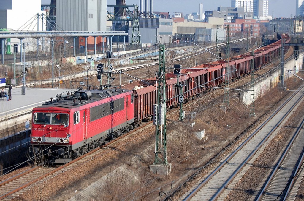 155 160-5 mit einem Zug offener G�terwagen + Wagen mit Rolldach mit Ton als Ladegut Richtung Berlin-Spandau, 03.03.11 Berliner Westhafen Putlitzbr�cke.