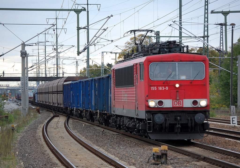 155 163-9 mit einem gemischten G�terzug bei der Durchfahrt im Bhf. Flughafen Berlin-Sch�nefeld, 30.09.10