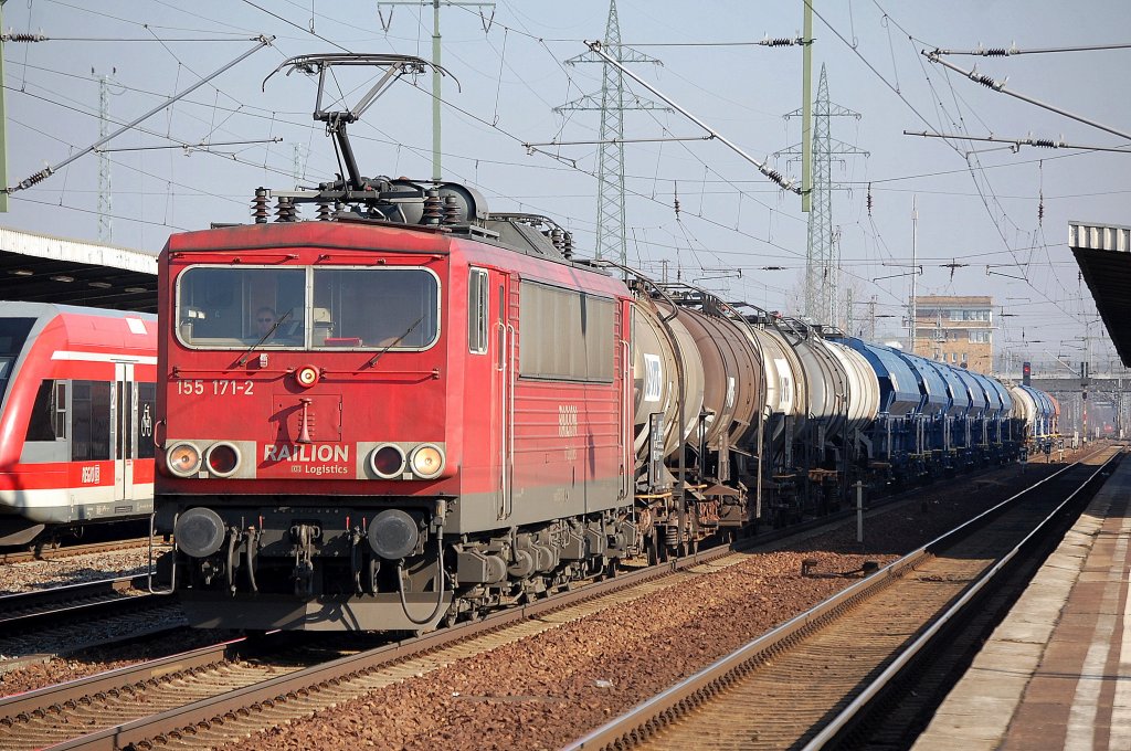 155 171-2 mit einem Zug der Fa. SKW STICKSTOFFWERKE PIESTERITZ GMBH mit fl�ssigen und n�sseempfindlichen D�ngemitteln (Harnstoff/Ammoniumnitrat usw.) im Bhf. Flughafen Berlin-Sch�nefeld, 01.03.11