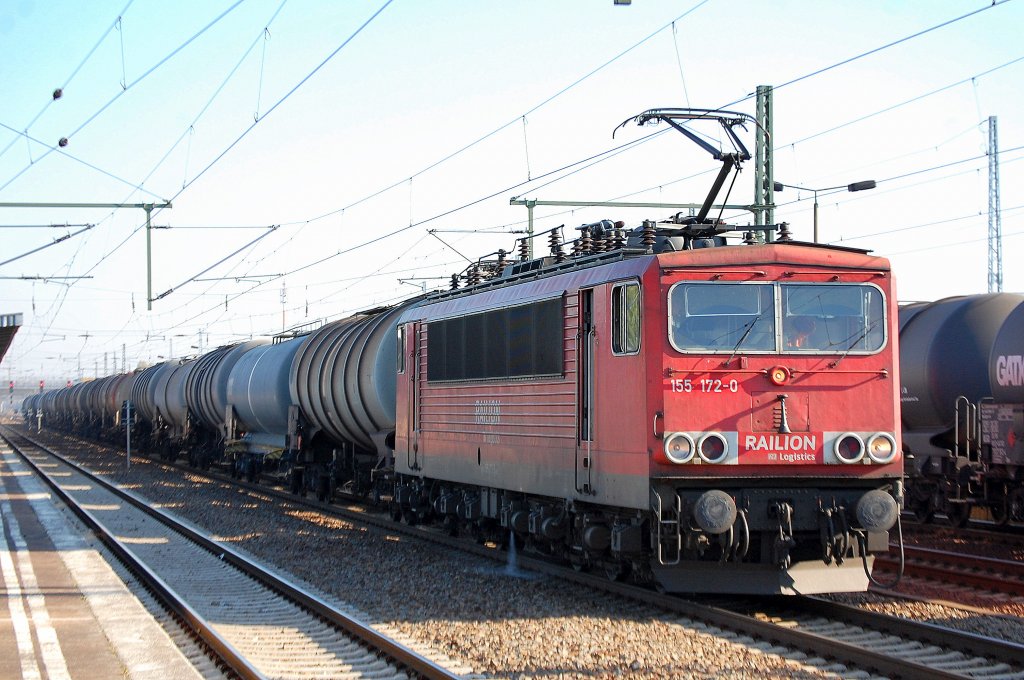 155 172-0 mit Kesselwagenzug nach Personalwechsel im Bhf. Flughafen Berlin-Sch�nefeld.